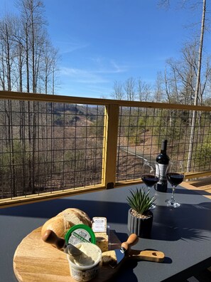 Outdoor dining - Luxury MTN Retreat Near Boone & West Jefferson | Hot Tub & Game Room (Fleetwood)