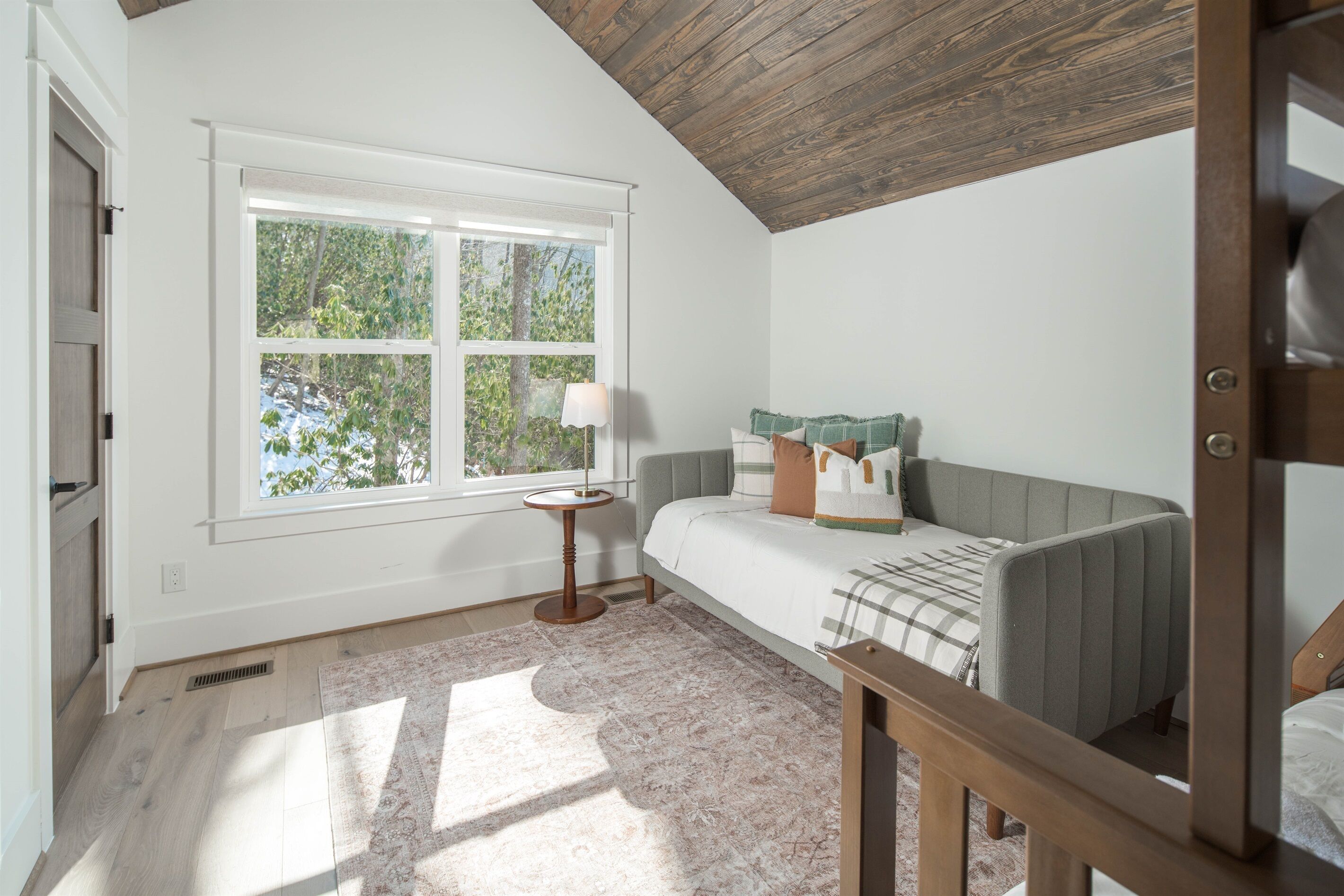 4 bedrooms, desk, iron/ironing board, WiFi