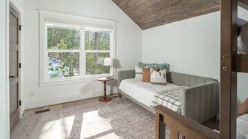 4 bedrooms, desk, iron/ironing board, WiFi