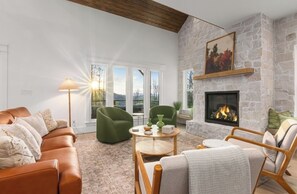 Smart TV, fireplace, books - Luxury MTN Retreat | Fire Pit | Hot Tub | Game Rm (Fleetwood)