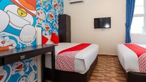 Habitación de hotel con dos camas, un escritorio, un televisor y un cuadro con un dibujo animado en la pared.