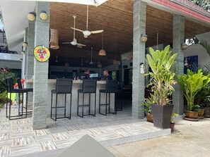 Bar (trong khuôn viên)
