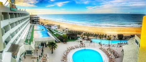 Una piscina cubierta, una piscina al aire libre