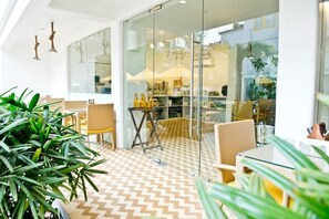 Outdoor dining - Bloomrooms at Calangute (Candolim)