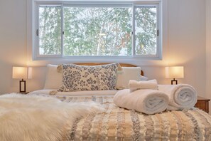 4 bedrooms, WiFi, bed sheets