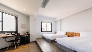 A modern hotel room with two beds, a desk, and a computer. - Traveller-inn Tiehua Cultural and Creative Hotel (Taitung)