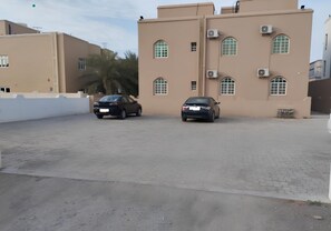 Un bâtiment doté d’un toit plat, de nombreuses fenêtres et de climatiseurs.