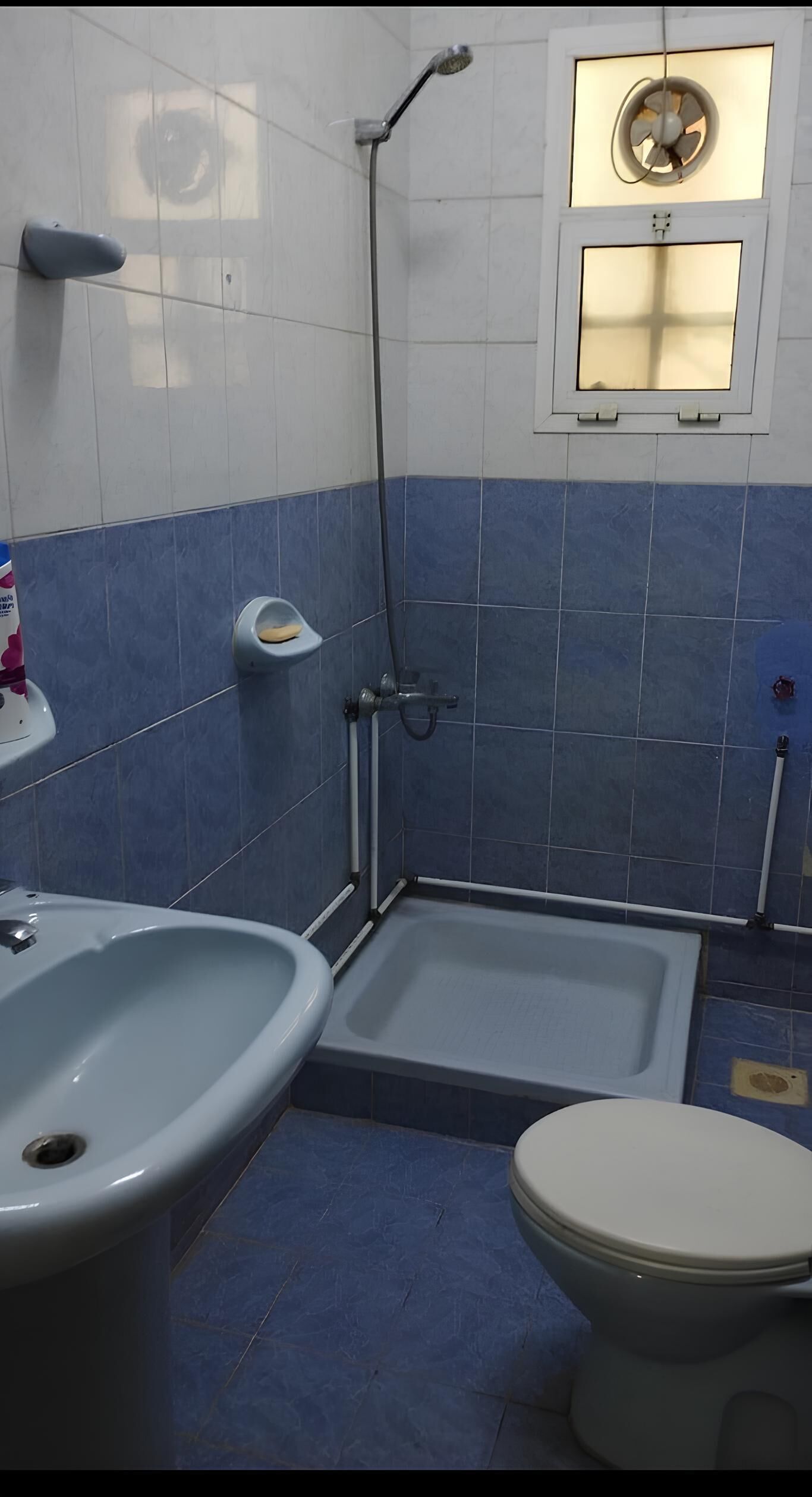 Douche, baignoire à jets, sèche-cheveux, serviettes fournies