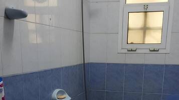 Chuveiro, banheira de hidromassagem, secador de cabelo, toalhas de banho