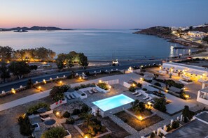 Um resort com piscina, área de estar externa e vista para o mar.
