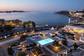 Um resort com piscina, área de estar externa e vista para o mar.