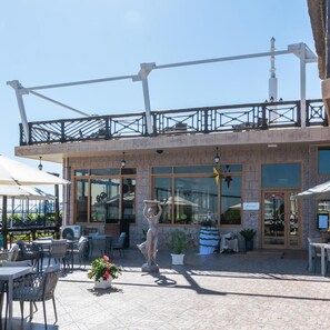 Outdoor dining - Sandy Beach Hotel Resort (Al Aqah)