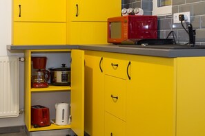 Private kitchen - Redbed Self-catering Apartments (Bucharest)