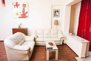 Living area - Redbed Self-catering Apartments (Bucharest)