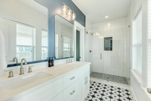 Een douche, een haardroger, handdoeken, zeep