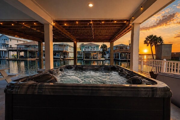 Terrace/patio - NEW Bayfront | Hot Tub | Beach Nearby | Kayaks | Pets OK | Fully Fenced | Huge Decks | Patio (Jamaica Beach)