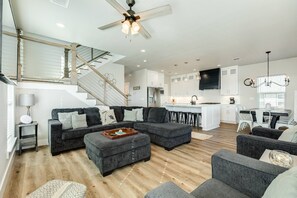 TV - NEW Bayfront | Hot Tub | Beach Nearby | Kayaks | Pets OK | Fully Fenced | Huge Decks | Patio (Jamaica Beach)