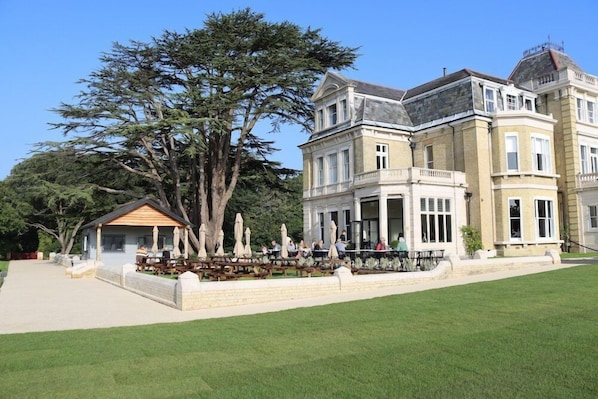 Outdoor dining - Coldeast Mansion (Southampton)