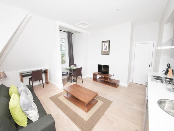 Living area - Coldeast Mansion (Southampton)