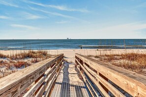 Beach nearby - Lazy Pelican • Beachfront Beauty w/ King Suites & Deck (Gulf Shores)