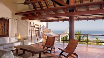 Deluxe Apartment, 2 Bedrooms, Beach View, Sea Facing | Property grounds