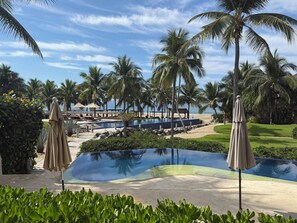 2 outdoor pools - Casa de Olas, Stunning Oceanfront Villa in Las Palmas (Zihuatanejo)