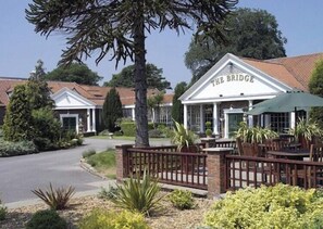Outdoor dining - THE Bridge Hotel AND SPA (Wetherby)