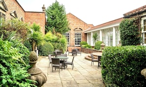 Outdoor dining - THE Bridge Hotel AND SPA (Wetherby)