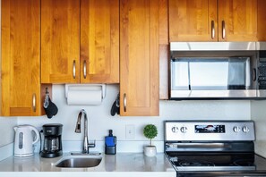 Fridge, microwave, oven, stovetop - High Floor Waikiki Studio with Diamond Head Views (Honolulu)