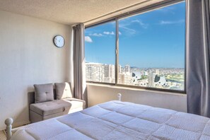 1 bedroom, iron/ironing board, free WiFi, bed sheets - High Floor Waikiki Studio with Diamond Head Views (Honolulu)