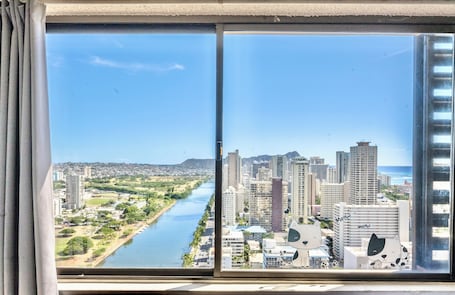 High Floor Waikiki Studio with Diamond Head Views