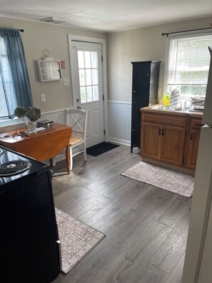 Private kitchen - Cozy 2-bedroom house in centrally located Auburn with air conditioning/heating (Auburn)