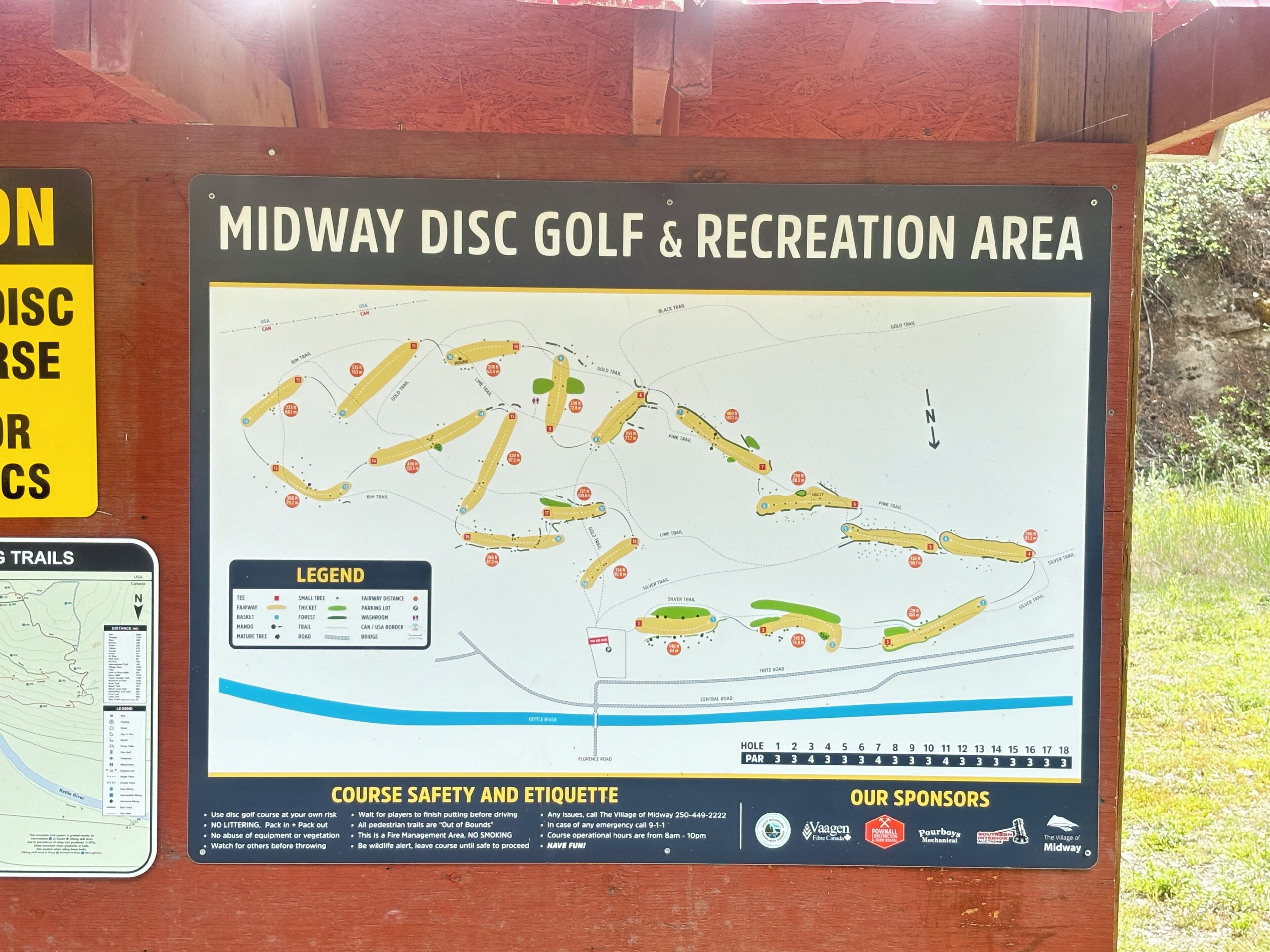 Schild für das Midway Disc Golf & Recreation Area mit einer Karte und Sicherheitshinweisen.