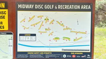 Schild für das Midway Disc Golf & Recreation Area mit einer Karte und Sicherheitshinweisen.