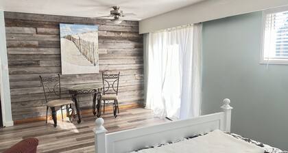 Midway RiverHaus - Charming upstairs with views of river and mountains.