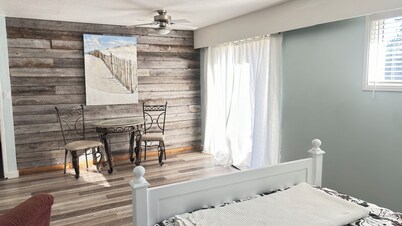 Midway RiverHaus - Charming upstairs with views of river and mountains.