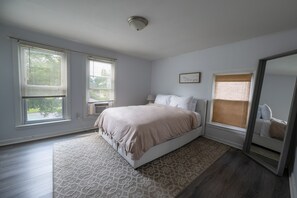 4 bedrooms, iron/ironing board, free WiFi, bed sheets - A Horse Racing Enthusiast's Delight / SPAC (Saratoga Springs)