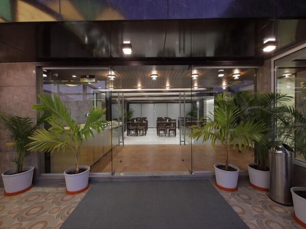 Outdoor dining - Hotel The Lotus Park (Ahmedabad)