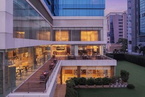 Outdoor dining - Renaissance Ahmedabad Hotel (Ahmedabad)