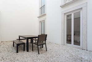 Outdoor dining - Chiado Studios by LU Holidays (Lisbon)