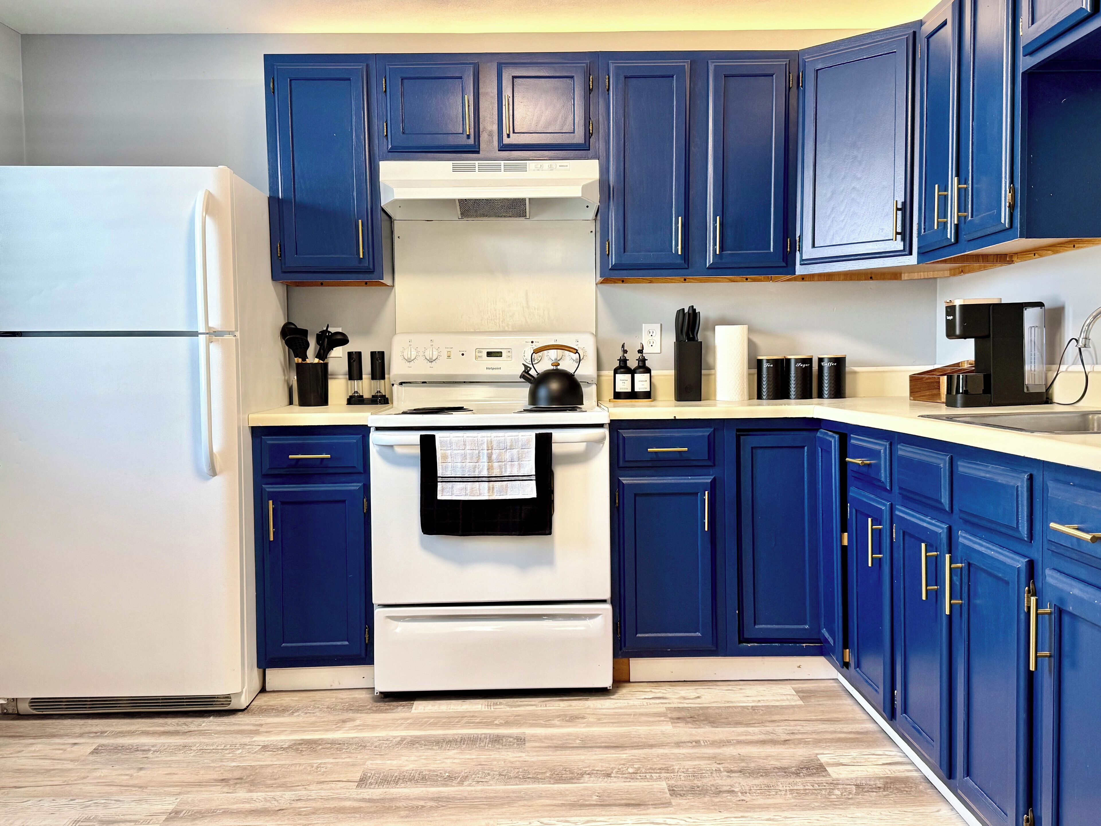 Kühlschrank, Ofen, Herdplatte, Wasserkocher mit Kaffee-/Teezubehör