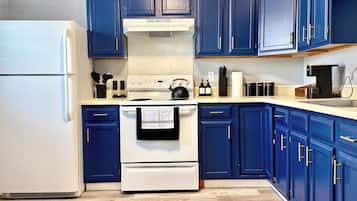 Fridge, oven, stovetop, coffee/tea maker