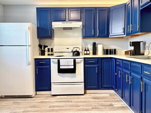 Fridge, oven, stovetop, coffee/tea maker