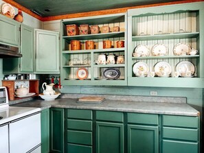 Refrigerador, microondas, horno y cafetera y tetera 