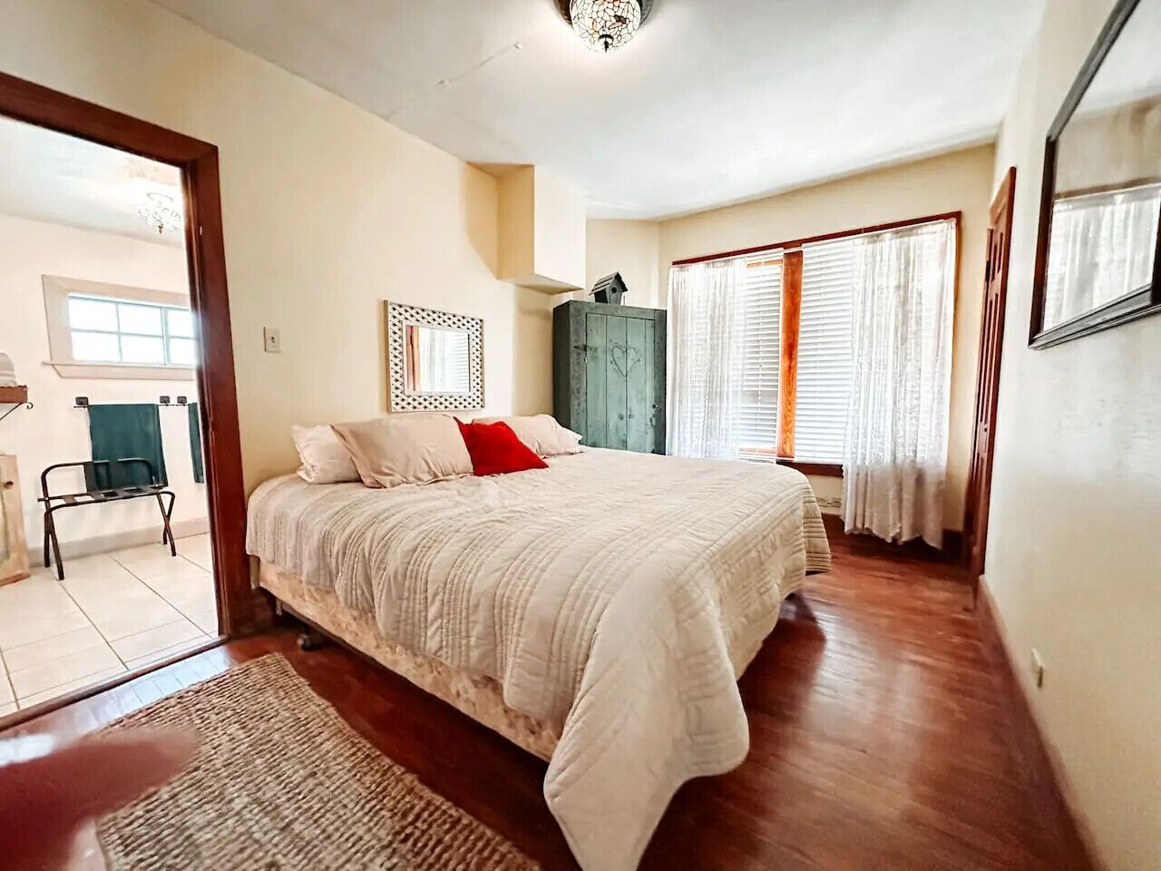 Tabla de planchar con plancha, wifi, ropa de cama