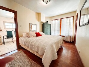 Tabla de planchar con plancha, wifi y ropa de cama 