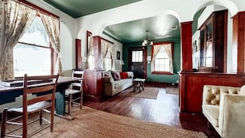 Una televisión, un reproductor de DVD