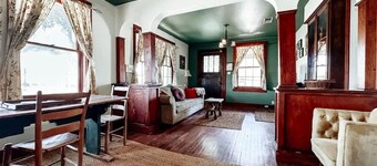 Creekside Cottage at Famous Riley`s Tavern