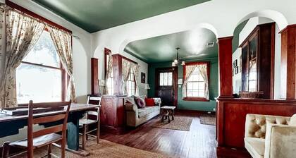 Creekside Cottage at Famous Riley`s Tavern