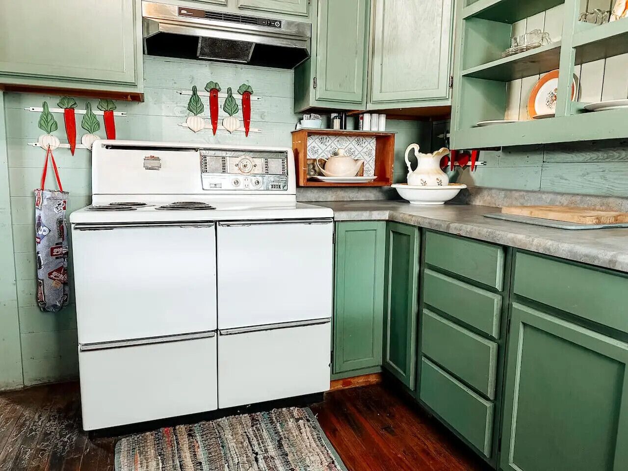 Kühlschrank, Mikrowelle, Ofen, Wasserkocher mit Kaffee-/Teezubehör